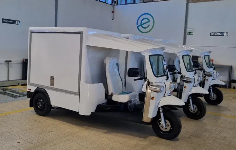3 tuk tuks L5 Cargo em fila na fábrica da e-Tuk Factory