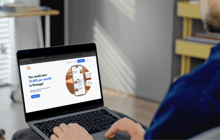 Pessoa a consultar plataformas de venda de tours no computador